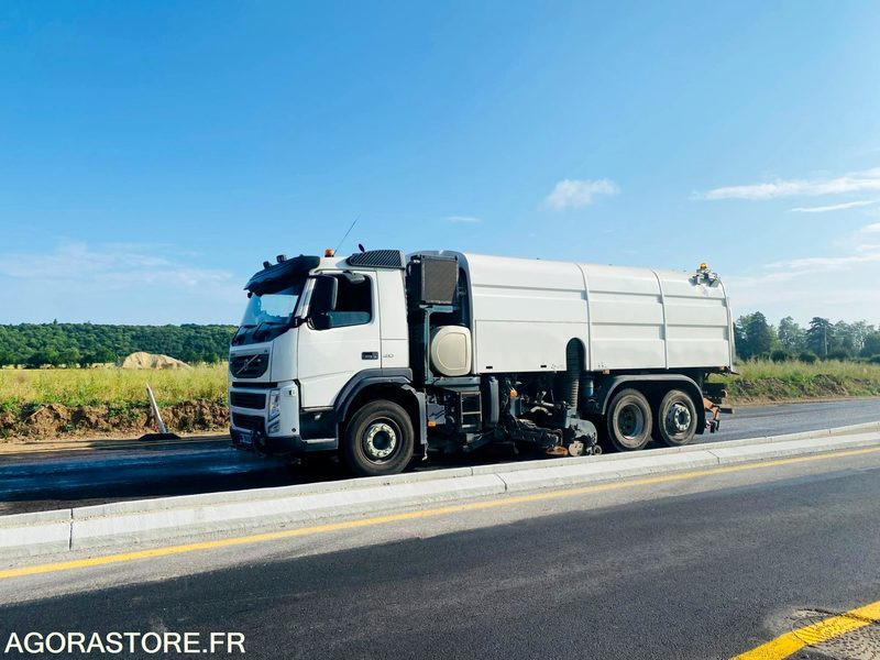 BALAYEUSE VOLVO BLANC 6 ROUES - ANNEE 2013 - 245000KMS - Balayeuse de voirie: photos 1 BALAYEUSE VOLVO BLANC 6 ROUES - ANNEE 2013 - 245000KMS - Balayeuse de voirie: photos 1