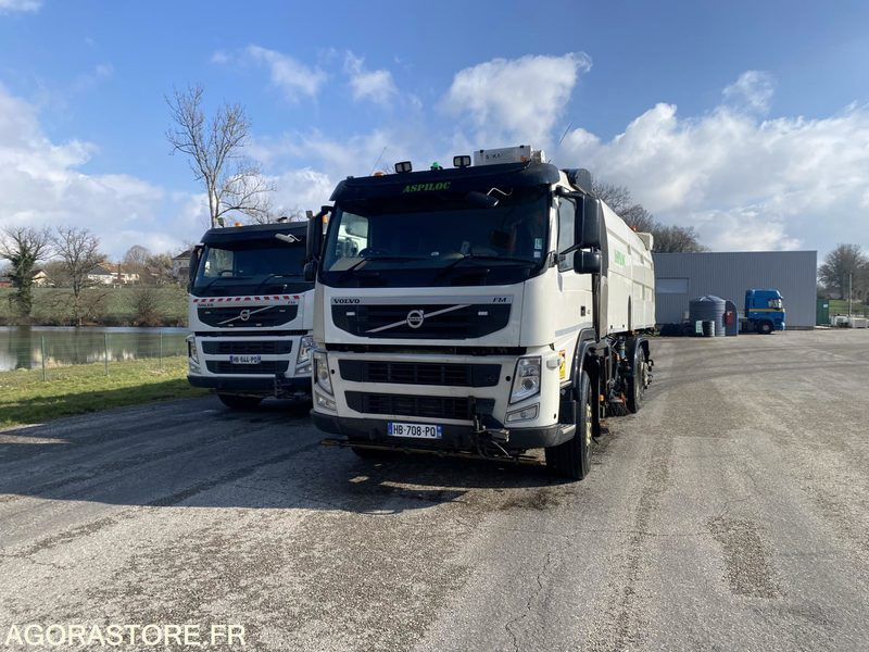 BALAYEUSE VOLVO BLANC 6 ROUES - ANNEE 2013 - 245000KMS - Balayeuse de voirie: photos 2 BALAYEUSE VOLVO BLANC 6 ROUES - ANNEE 2013 - 245000KMS - Balayeuse de voirie: photos 2