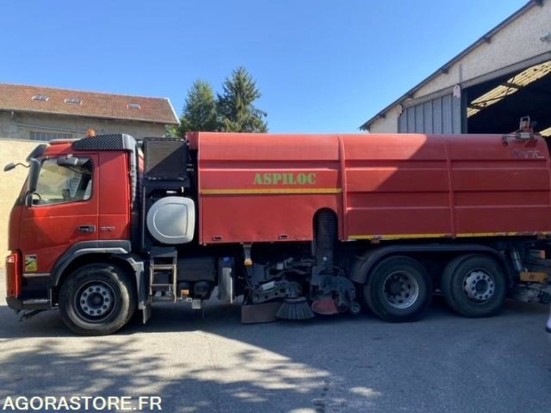 BALAYEUSE VOLVO ROUGE 6ROUES - ANNEE 2011- 298975KMS - Balayeuse de voirie: photos 4 BALAYEUSE VOLVO ROUGE 6ROUES - ANNEE 2011- 298975KMS - Balayeuse de voirie: photos 4