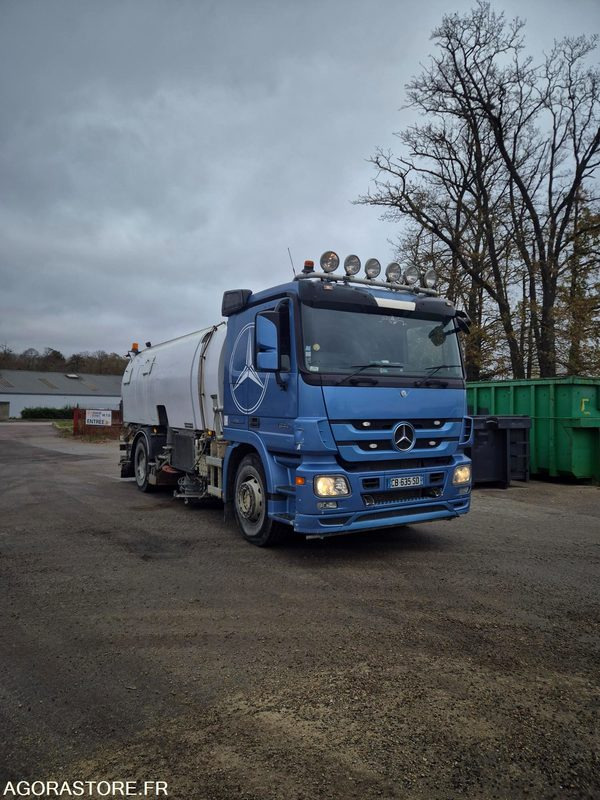 Balayeuse Eurovoirie Optifant 70 TA THP - 2012 - 242 000 heures - Balayeuse de voirie: photos 2 Balayeuse Eurovoirie Optifant 70 TA THP - 2012 - 242 000 heures - Balayeuse de voirie: photos 2