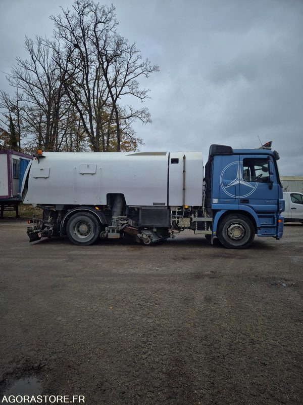 Balayeuse Eurovoirie Optifant 70 TA THP - 2012 - 242 000 heures - Balayeuse de voirie: photos 1 Balayeuse Eurovoirie Optifant 70 TA THP - 2012 - 242 000 heures - Balayeuse de voirie: photos 1