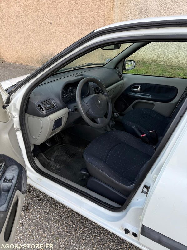 CLIO II 1.5L DCI 65CH CLIM - Voiture: photos 5 CLIO II 1.5L DCI 65CH CLIM - Voiture: photos 5