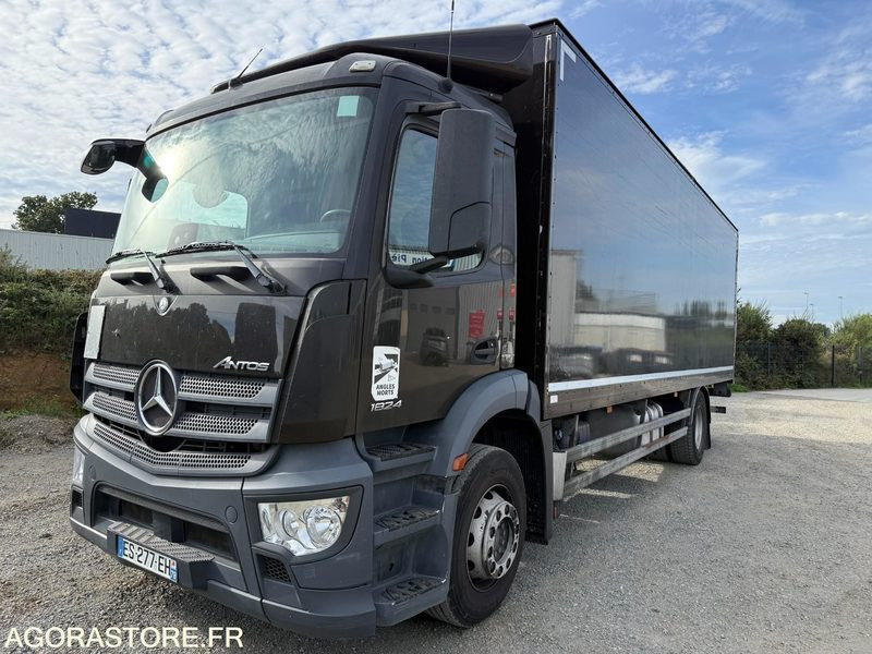 Mercedes Antos 1824 caisson hayon dhollandia 3t - 193000km-2017 - Camion: photos 1 Mercedes Antos 1824 caisson hayon dhollandia 3t - 193000km-2017 - Camion: photos 1