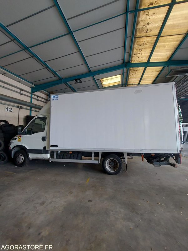 POIDS LOURDS IVECO DAILY FRIGORIFIQUE - 195900 kms - 2005 - Camion: photos 1 POIDS LOURDS IVECO DAILY FRIGORIFIQUE - 195900 kms - 2005 - Camion: photos 1