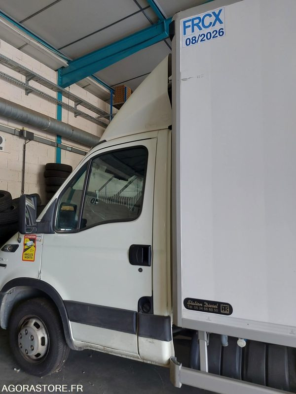 POIDS LOURDS IVECO DAILY FRIGORIFIQUE - 195900 kms - 2005 - Camion: photos 2 POIDS LOURDS IVECO DAILY FRIGORIFIQUE - 195900 kms - 2005 - Camion: photos 2