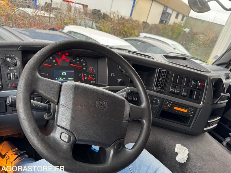 VOLVO FM 330 plateau grue -2010 -137000 km - Camion: photos 5 VOLVO FM 330 plateau grue -2010 -137000 km - Camion: photos 5