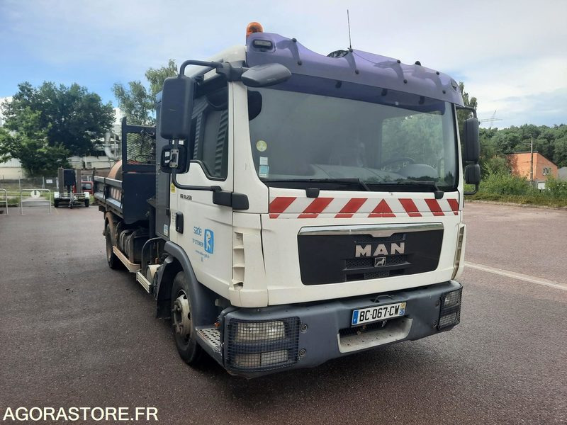 Camion 4x2 grue - Camion: photos 1 Camion 4x2 grue - Camion: photos 1