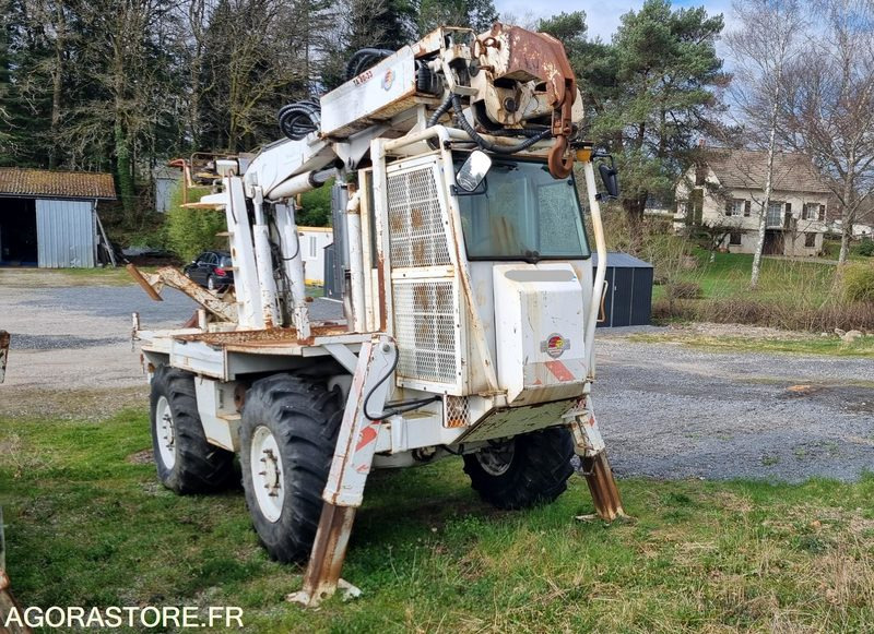 MACHINE A PLANTER LES POTEAUX - RISA CHALLENGER - 2001 - 3950heures - Engins de chantier: photos 2 MACHINE A PLANTER LES POTEAUX - RISA CHALLENGER - 2001 - 3950heures - Engins de chantier: photos 2