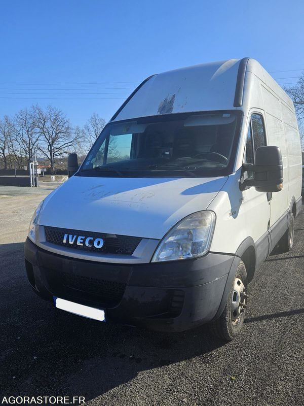 FOURGON IVECO 13 M3 - 2011 - 195 395 KMS - Fourgon utilitaire: photos 1 FOURGON IVECO 13 M3 - 2011 - 195 395 KMS - Fourgon utilitaire: photos 1