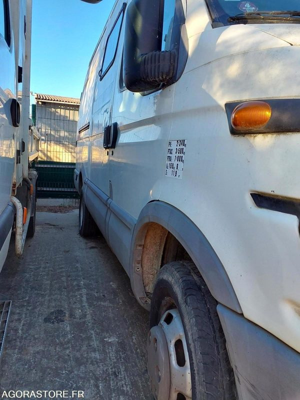 Fourgon IVECO DAILY - 2003 - 301454km - DM678TN - Fourgon utilitaire: photos 4 Fourgon IVECO DAILY - 2003 - 301454km - DM678TN - Fourgon utilitaire: photos 4