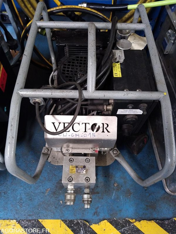 GROUPE HYDRAULIQUE POUR SERRAGE - Outil/ Équipement: photos 1 GROUPE HYDRAULIQUE POUR SERRAGE - Outil/ Équipement: photos 1