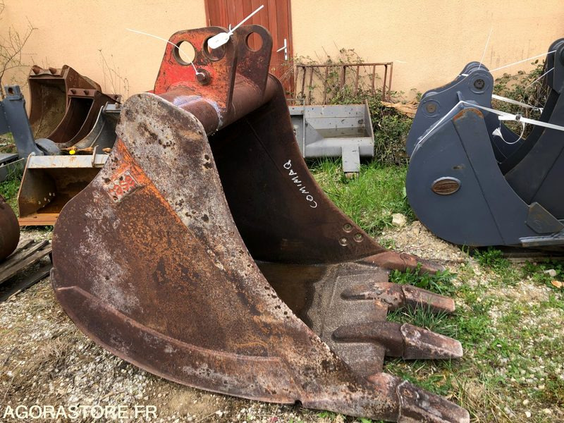 Godet CASE 110cm axes 60 et 75mm - Godet pour pelle: photos 1 Godet CASE 110cm axes 60 et 75mm - Godet pour pelle: photos 1