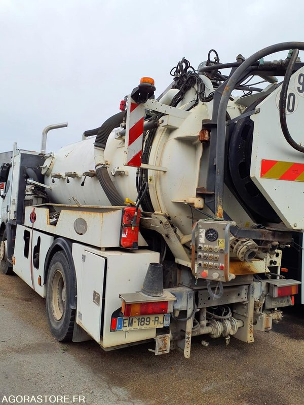HYDROCUREUR 19T RIVARD - 2004 / 262 122 KM - Camion hydrocureur: photos 2 HYDROCUREUR 19T RIVARD - 2004 / 262 122 KM - Camion hydrocureur: photos 2