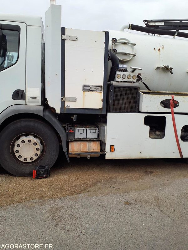 HYDROCUREUR 19T RIVARD - 2004 / 262 122 KM - Camion hydrocureur: photos 4 HYDROCUREUR 19T RIVARD - 2004 / 262 122 KM - Camion hydrocureur: photos 4