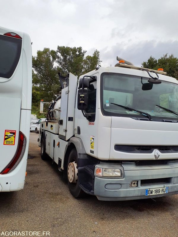 HYDROCUREUR 19T RIVARD - 2004 / 262 122 KM - Camion hydrocureur: photos 1 HYDROCUREUR 19T RIVARD - 2004 / 262 122 KM - Camion hydrocureur: photos 1