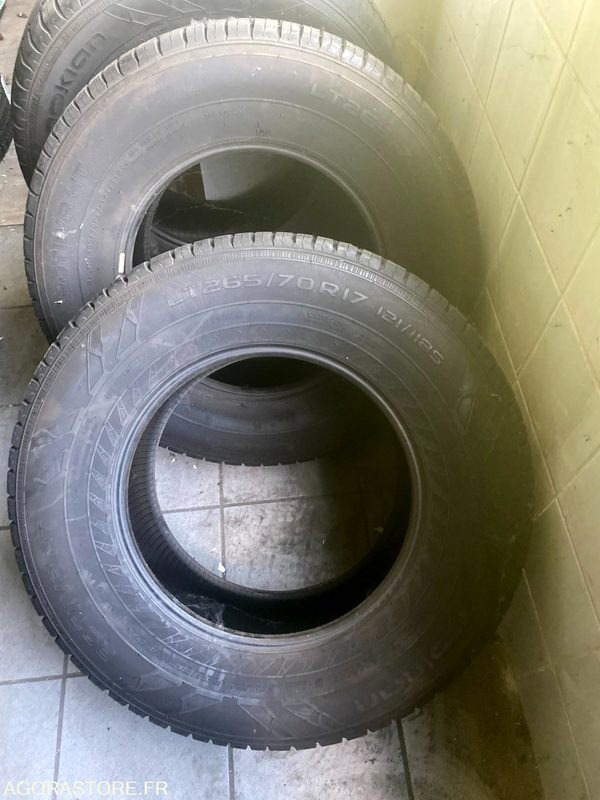LOT DE 24 PNEUS NOKIAN ROTIIVA HT LT 265/70R17C 121/118S DOT 2016 (T429326) - Pneu: photos 3 LOT DE 24 PNEUS NOKIAN ROTIIVA HT LT 265/70R17C 121/118S DOT 2016 (T429326) - Pneu: photos 3