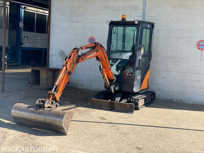 MINI-PELLE SUR CHENILLE CAOUTCHOUC HITACHI ZX17U-2 15CV 1.9T AVEC 3 GODETS - Pelle: photos 1 MINI-PELLE SUR CHENILLE CAOUTCHOUC HITACHI ZX17U-2 15CV 1.9T AVEC 3 GODETS - Pelle: photos 1