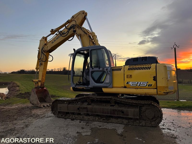 PELLE NEW HOLLAND E215B - 2009 - 11000 heures - Pelle: photos 1 PELLE NEW HOLLAND E215B - 2009 - 11000 heures - Pelle: photos 1