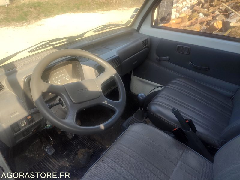 PIAGGIO 866 CZT 38 PORTER VENDU POUR PIECES VENDU SANS CONTROLE TECHNIQUE - Véhicule utilitaire benne: photos 4 PIAGGIO 866 CZT 38 PORTER VENDU POUR PIECES VENDU SANS CONTROLE TECHNIQUE - Véhicule utilitaire benne: photos 4