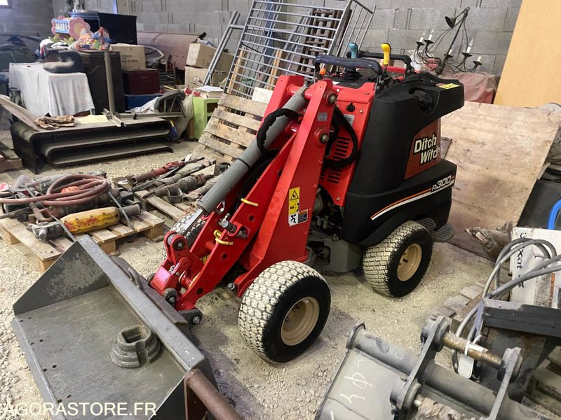 PORTE-OUTILS DITCH WITCH ZAHN R300 - Chargeuse: photos 1 PORTE-OUTILS DITCH WITCH ZAHN R300 - Chargeuse: photos 1