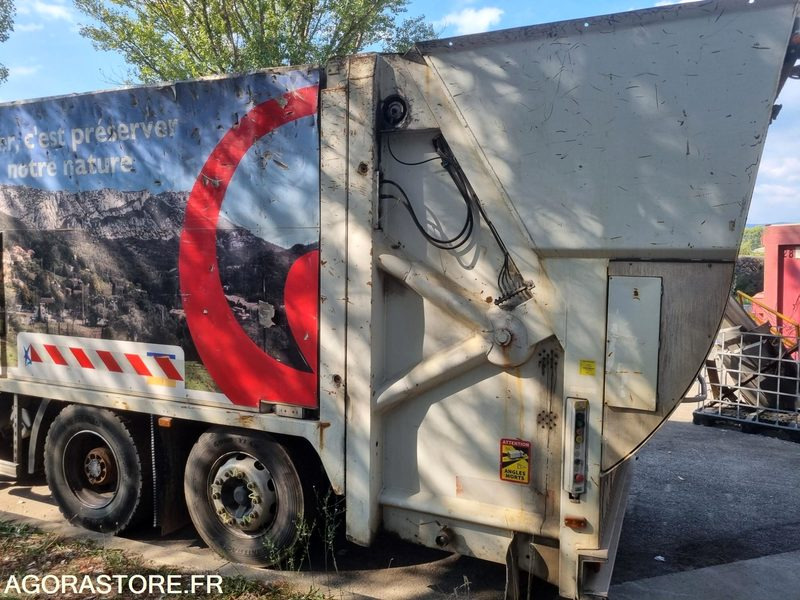 PORTEUR RENAULT 26t BOM GRUE de 2010 - 348000 km (r30074) - Benne à ordures ménagères, Camion grue: photos 5 PORTEUR RENAULT 26t BOM GRUE de 2010 - 348000 km (r30074) - Benne à ordures ménagères, Camion grue: photos 5