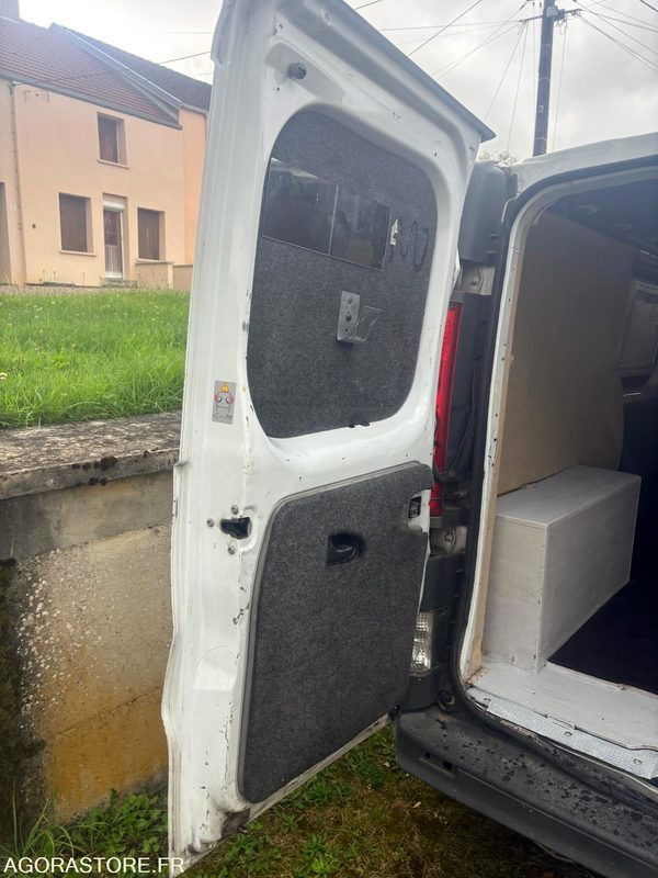 Renault Trafic dci 115 / 228000 km - Immatriculation anglaise - Fourgonnette, Utilitaire double cabine: photos 3 Renault Trafic dci 115 / 228000 km - Immatriculation anglaise - Fourgonnette, Utilitaire double cabine: photos 3