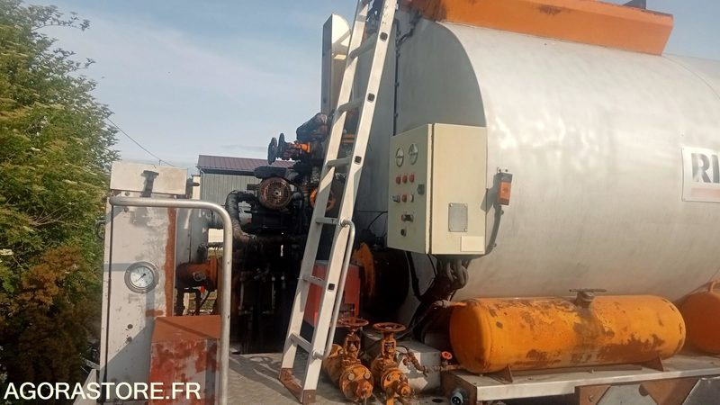 Répandeuse à bitume de 8500 litres (sans le porteur) - Travaux routiers: photos 4 Répandeuse à bitume de 8500 litres (sans le porteur) - Travaux routiers: photos 4