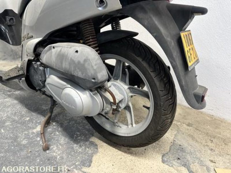 SCOOTER HONDA SH125 - 2001 - 24167KM - 1087GF2A - Motocyclette: photos 5 SCOOTER HONDA SH125 - 2001 - 24167KM - 1087GF2A - Motocyclette: photos 5