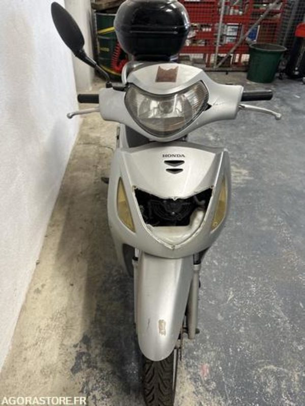 SCOOTER HONDA SH125 - 2001 - 24167KM - 1087GF2A - Motocyclette: photos 4 SCOOTER HONDA SH125 - 2001 - 24167KM - 1087GF2A - Motocyclette: photos 4
