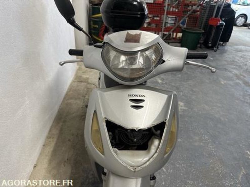 SCOOTER HONDA SH125 - 2001 - 24167KM - 1087GF2A - Motocyclette: photos 3 SCOOTER HONDA SH125 - 2001 - 24167KM - 1087GF2A - Motocyclette: photos 3