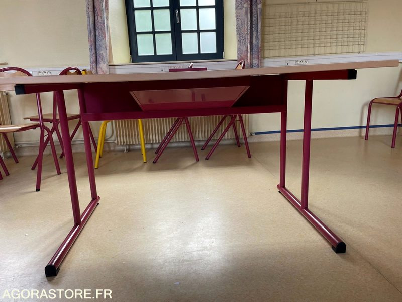 TABLE DE CLASSE - Outil/ Équipement: photos 1 TABLE DE CLASSE - Outil/ Équipement: photos 1