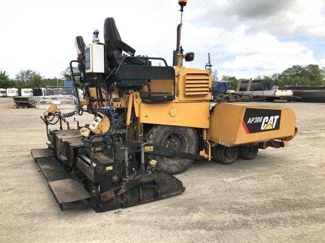 CAT AP 300 - Finisseur: photos 1 CAT AP 300 - Finisseur: photos 1