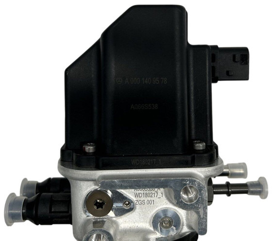 Mercedes-Benz AdBlue pump - Système d'échappement pour Camion: photos 5 Mercedes-Benz AdBlue pump - Système d'échappement pour Camion: photos 5