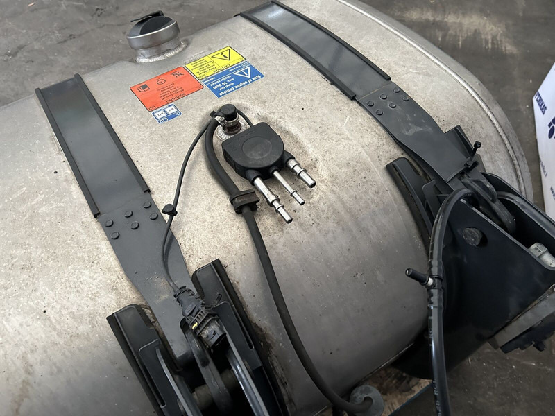 Scania 525L complete fuel tank with fuel optimiser brackets 700x725x124 - Réservoir de carburant pour Camion: photos 5 Scania 525L complete fuel tank with fuel optimiser brackets 700x725x124 - Réservoir de carburant pour Camion: photos 5