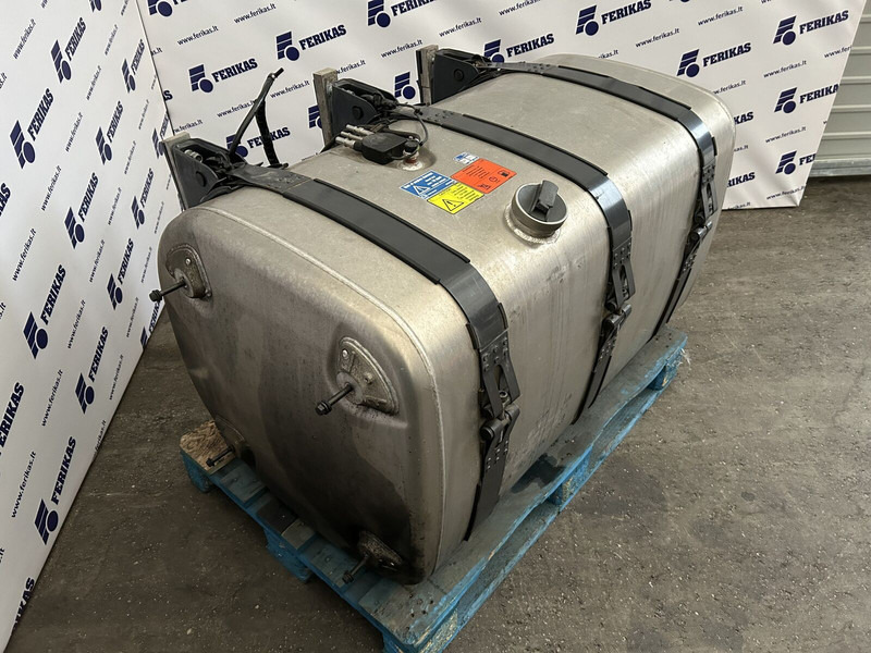 Scania 525L complete fuel tank with fuel optimiser brackets 700x725x124 - Réservoir de carburant pour Camion: photos 2 Scania 525L complete fuel tank with fuel optimiser brackets 700x725x124 - Réservoir de carburant pour Camion: photos 2
