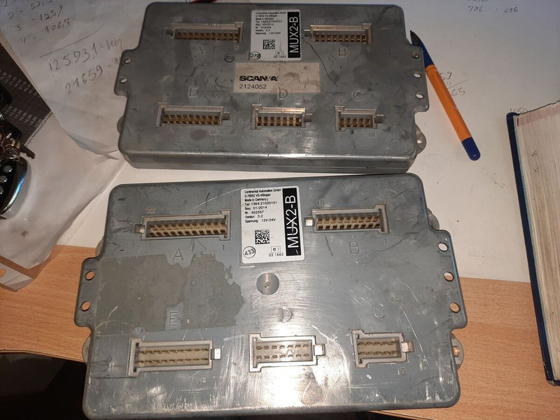 Scania MUX2-B MUX2-M.MUX2-B+/ ZR2-BS/ ZR2-BD - Bloc de gestion: photos 2 Scania MUX2-B MUX2-M.MUX2-B+/ ZR2-BS/ ZR2-BD - Bloc de gestion: photos 2