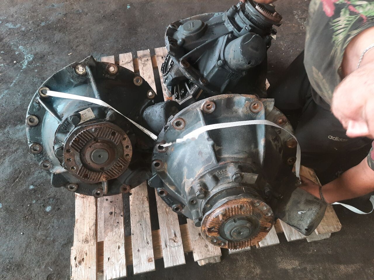 Scania R780.\ R761.\R750 .\ R660.\R642 / Scania 112 113/ 094 - Différentiel pour Bus: photos 1 Scania R780.\ R761.\R750 .\ R660.\R642 / Scania 112 113/ 094 - Différentiel pour Bus: photos 1