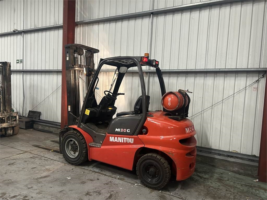 Manitou MI30G - Chariot élévateur à gaz: photos 3 Manitou MI30G - Chariot élévateur à gaz: photos 3