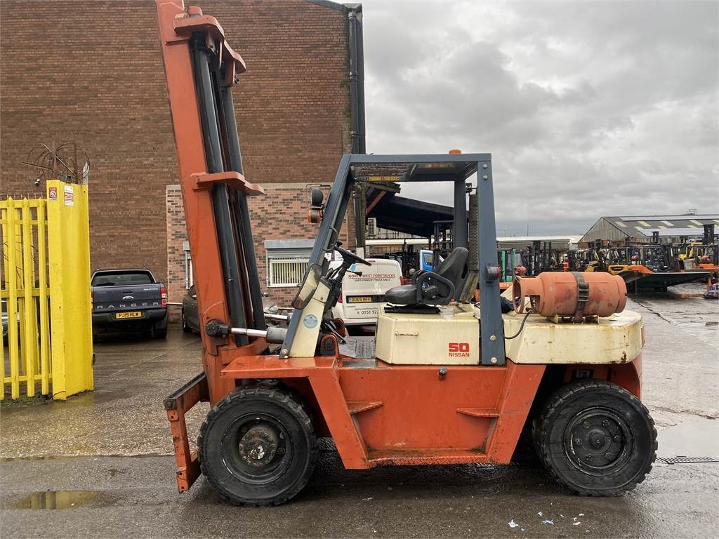 Nissan BF05H50U - Chariot élévateur diesel: photos 1 Nissan BF05H50U - Chariot élévateur diesel: photos 1