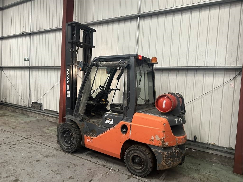 Toyota 02-8FGJF35 - Chariot élévateur à gaz: photos 3 Toyota 02-8FGJF35 - Chariot élévateur à gaz: photos 3