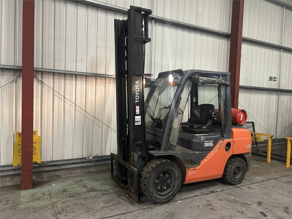 Toyota 02-8FGJF35 - Chariot élévateur à gaz: photos 2 Toyota 02-8FGJF35 - Chariot élévateur à gaz: photos 2