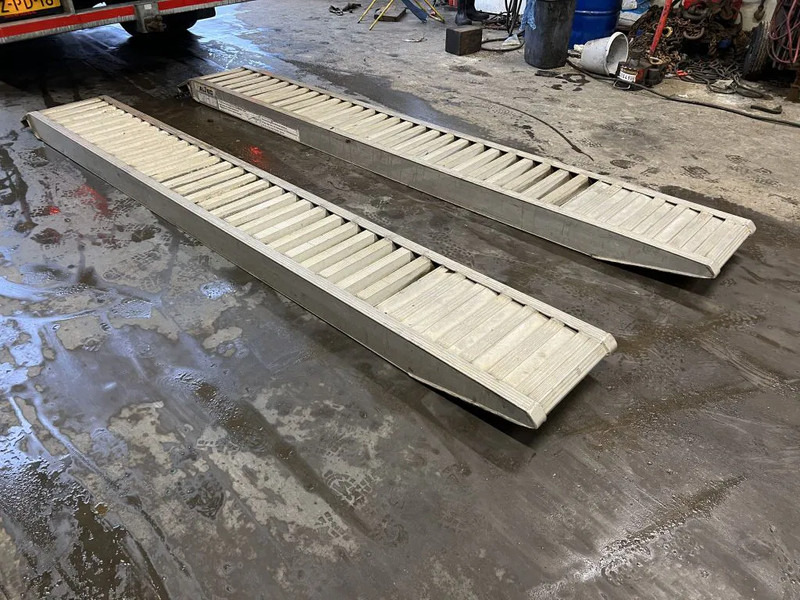 Altec OPRIJPLATEN (RAMPEN) 3,65 METER LANG - Accessoire: photos 2 Altec OPRIJPLATEN (RAMPEN) 3,65 METER LANG - Accessoire: photos 2