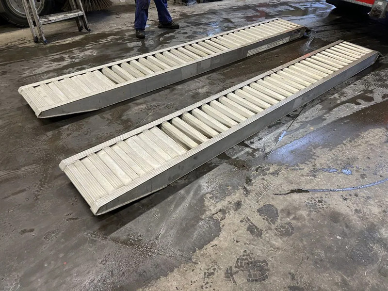 Altec OPRIJPLATEN (RAMPEN) 3,65 METER LANG - Accessoire: photos 1 Altec OPRIJPLATEN (RAMPEN) 3,65 METER LANG - Accessoire: photos 1