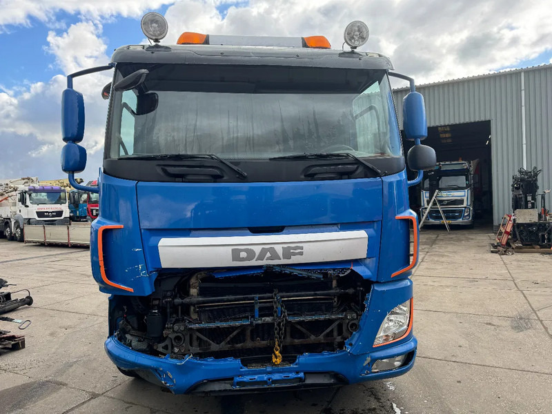 DAF CF 460 8X2 ONLY VISUAL DAMAGED // ENGINE IS RUNNING - Camion - système de câble: photos 2 DAF CF 460 8X2 ONLY VISUAL DAMAGED // ENGINE IS RUNNING - Camion - système de câble: photos 2