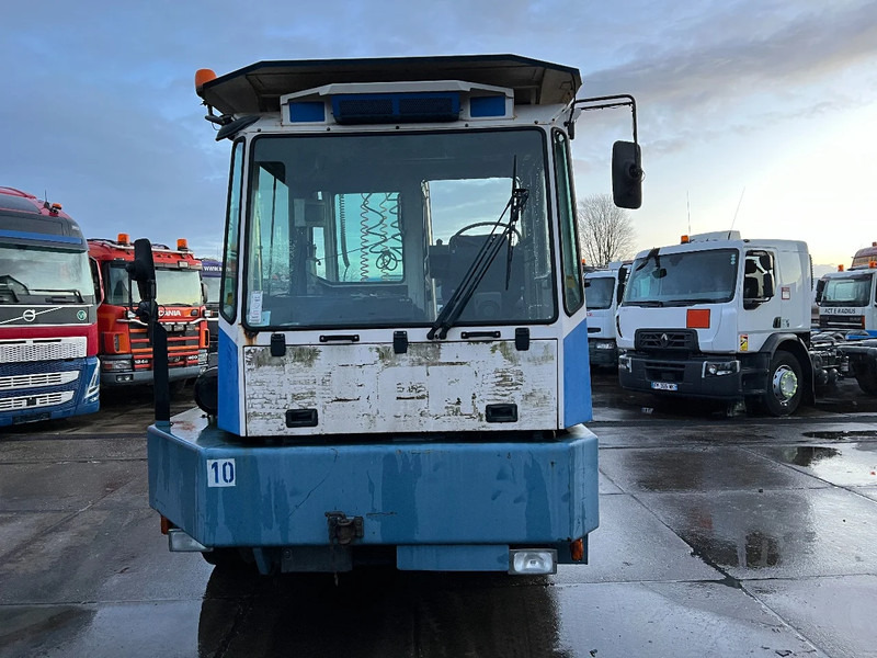 Mafi MT25T131C 4X2 *GEARBOX DON'T GO IN REVERSE* MT25T131C - Tracteur portuaire: photos 2 Mafi MT25T131C 4X2 *GEARBOX DON'T GO IN REVERSE* MT25T131C - Tracteur portuaire: photos 2