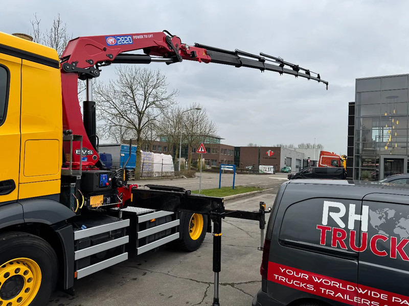 Mercedes-Benz Actros 1845 4X2 - EURO 6 + HMF 2820 + REMOTE + ONLY 105.446 KM - Camion grue: photos 5 Mercedes-Benz Actros 1845 4X2 - EURO 6 + HMF 2820 + REMOTE + ONLY 105.446 KM - Camion grue: photos 5