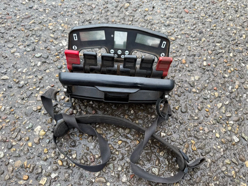 Scania R500 V8 8X4 + HIAB 220-5 + REMOTE + CABLELIFT - FULL STEEL SUSP. MANUAL GEAR. BIG AXLES - Camion - système de câble, Camion grue: photos 3 Scania R500 V8 8X4 + HIAB 220-5 + REMOTE + CABLELIFT - FULL STEEL SUSP. MANUAL GEAR. BIG AXLES - Camion - système de câble, Camion grue: photos 3