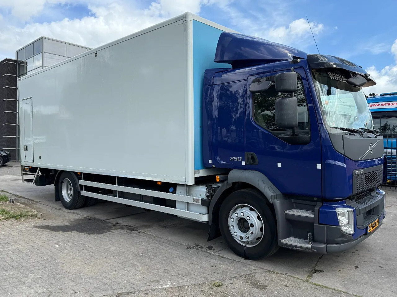 Volvo FL 250 18 TON - ONLY 169.291 KM + DHOLLANDIA LIF - Camion fourgon: photos 3 Volvo FL 250 18 TON - ONLY 169.291 KM + DHOLLANDIA LIF - Camion fourgon: photos 3