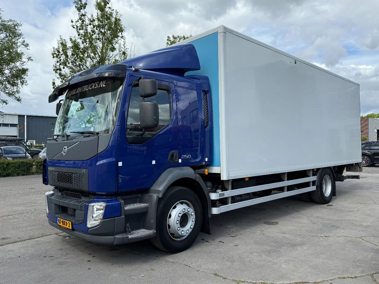 Volvo FL 250 18 TON - ONLY 169.291 KM + DHOLLANDIA LIF - Camion fourgon: photos 1 Volvo FL 250 18 TON - ONLY 169.291 KM + DHOLLANDIA LIF - Camion fourgon: photos 1