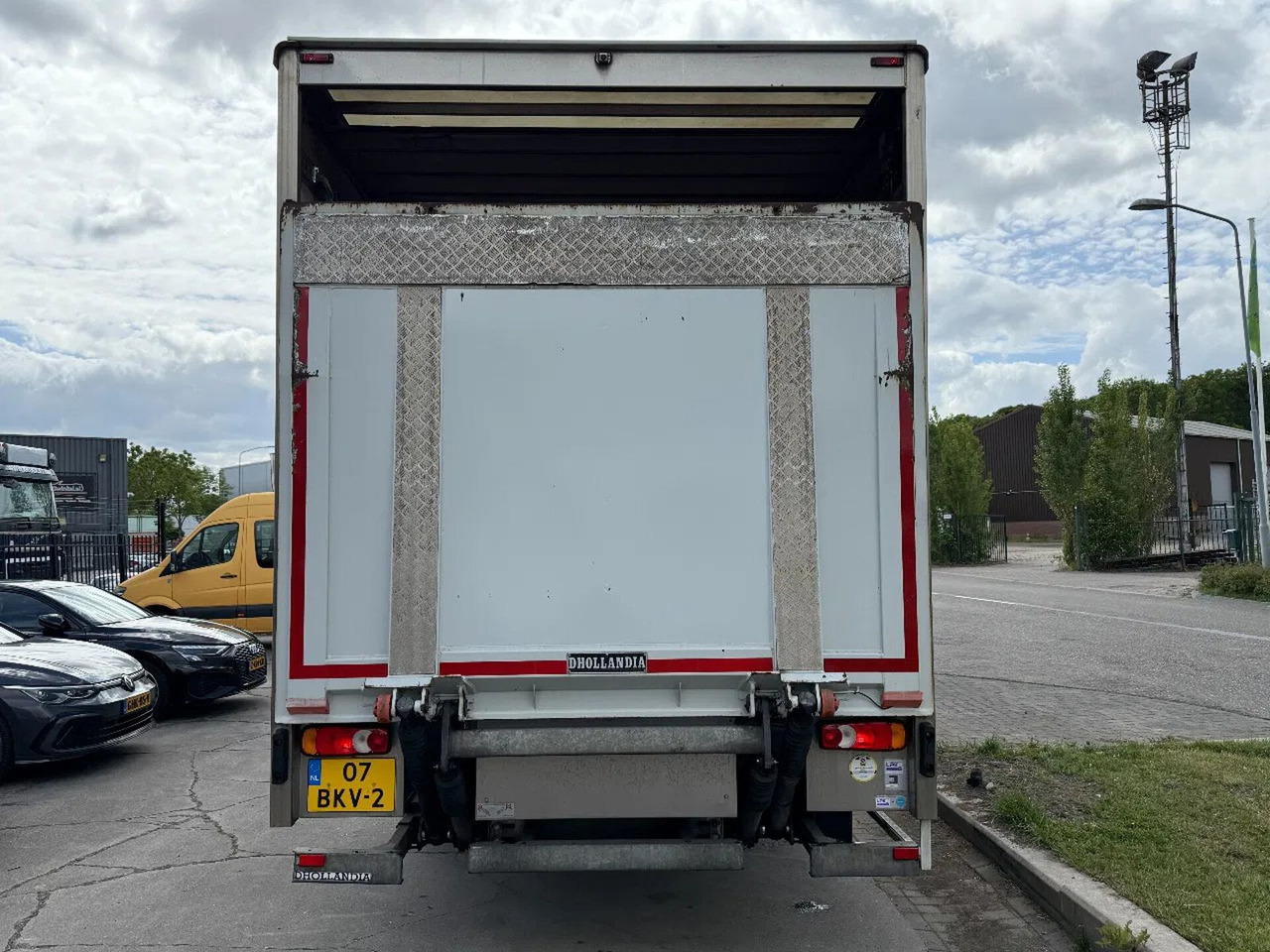 Volvo FL 250 18 TON - ONLY 169.291 KM + DHOLLANDIA LIF - Camion fourgon: photos 5 Volvo FL 250 18 TON - ONLY 169.291 KM + DHOLLANDIA LIF - Camion fourgon: photos 5